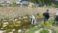 Yoldan çıkan otomobil dereye uçtu: 1 ölü, 1 yaralı