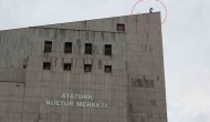 Kültür merkezinin çatısına çıktı, ekipler 1 saatlik çalışmayla ikna etti