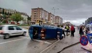 Levhaya çarpan otomobil yan yatarak durabildi: 1 kişi yaralandı