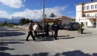 Otomobile çarpmamak için refüje girdi: Hastaneye sedyeyle götürüldü
