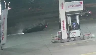 Otomobilin kaldırıma çarpıp ters döndüğü anlar kamerada