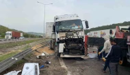 TEM’de sürücüsünün uyuduğu iddia edilen buğday yüklü tır devrildi