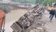 Karayolunda taş kamyonu devrildi, yol ulaşıma kapandı