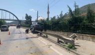 Amasya’da otomobil bariyere asılı kaldı: 1 yaralı