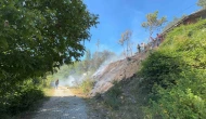 Bahçede çıkan yangın evi küle çeviriyordu