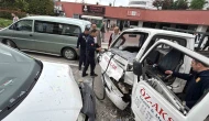 Kafa kafaya çarpışan kamyonet ile hafif ticari araçtaki 3 kişi yaralandı
