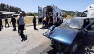 Kavşakta süt kamyonu ile otomobil çarpıştı: 2 yaralı