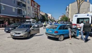 İki otomobil çarpıştı: 3 yaralı