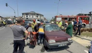 Otomobiller çarpıştı, yolcu araçta sıkıştı: 3 yaralı