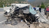 Kamyonet bariyerlere çarptı: 1 ölü, 3 yaralı