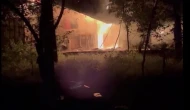 Çıkan yangında iki ev ve bir ahır kullanılamaz hale geldi