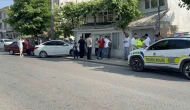 İki otomobil çarpıştı, duramayan araç evin duvarına çarptı