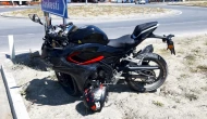 İlçe girişindeki kavşakta motosikletle otomobil çarpıştı: 2 yaralı