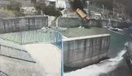 Kamyon dereye uçtu, kaza anı kamerada