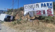 Reklam tabelasına çarpan minibüs su kanalına devrildi: 3 yaralı