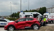 Kavşakta iki otomobil çarpıştı: 3 yaralı