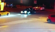 Motosiklet sürücüsü takla atıp otomobilin üzerine düştü... O anlar kamerada