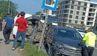 2 otomobil çarpıştı, birisi takla attı