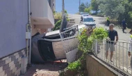 Rampa aşağı kayıp ağaca çarpan otomobil apartman girişinde devrildi: 5 yaralı