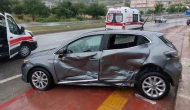Hafif ticari araç otomobile yandan çarptı: 3 yaralı