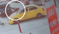 Taksinin motosikletli kuryeye çarptığı kaza kamerada: 1 yaralı