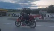 Tehlikeli akım, motosikleti yüzüstü yatarak sürdü