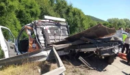 Tır, emniyet şeridindeki yol bakım aracına çarptı: 2 yaralı