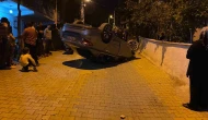 Kontrolden çıkan otomobil evin duvarına çarparak takla attı: 2 yaralı