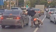 Trafikte tartışma büyüdü: Motosikletli sürücü otomobile vurdu