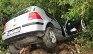Yoldan savrulan otomobil ağaça çarparak durabildi
