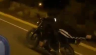 Yüzüstü yatarak motosiklet kullandı