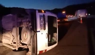 Bariyerlere çarpan araç yan yattı