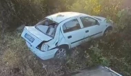 Otomobil direksiyon hakimiyetini kaybetti, şarampole uçtu