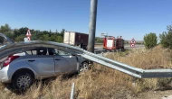 Çorum’da otomobil bariyerlere girdi: 1 yaralı