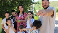 Don felaketinden korunan elmaları satmayıp bahçesine gelenlere ikram ediyor