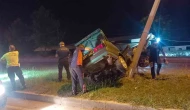 Elektrik direğine çarpan Tofaş hurdaya döndü