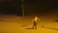 Elinde bıçakla sokak ortasında bağırdı: "Adam olun lan, ben buradayım"