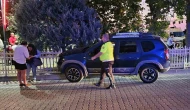 Fenalaşan cip sürücüsü demir korkuluklara çarptı