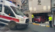 Otomobil dükkana girdi: 1 yaralı