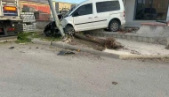 Hafif ticari araç önce ağaca, ardından direğe çarptı: 1 yaralı