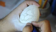 Hobi olarak başladı, yumurtanın kabuğuna sanat nakşediyor
