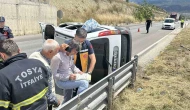 Hafif ticari araç yan yattı: 2 yaralı