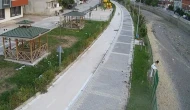 Kediye yardım etmek isterken su kanalına düşerek ayağını kırdı