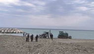 Sahilde güneşlenirken iş makinesinin altında kalarak can verdi