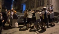 Sokak ortasında park yeri kavgası: Tekme ve yumruklarla birbirlerine girdiler