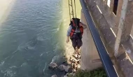 Serinlemek için girdiği suda mahsur kaldı