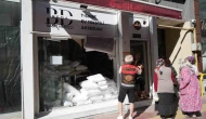 Tekstil mağazasındaki yangın, faciaya dönüşmeden söndürüldü