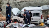 Amasya’da yoldan çıkan araç toprak yığınına çarptı: 4 yaralı