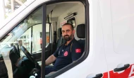 Ambulans şoförü çocuğu yalın ayak bırakmadı, istasyona galoşla döndü