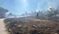 Çalılık arazide çıkan yangın evlere sıçramadan söndürüldü